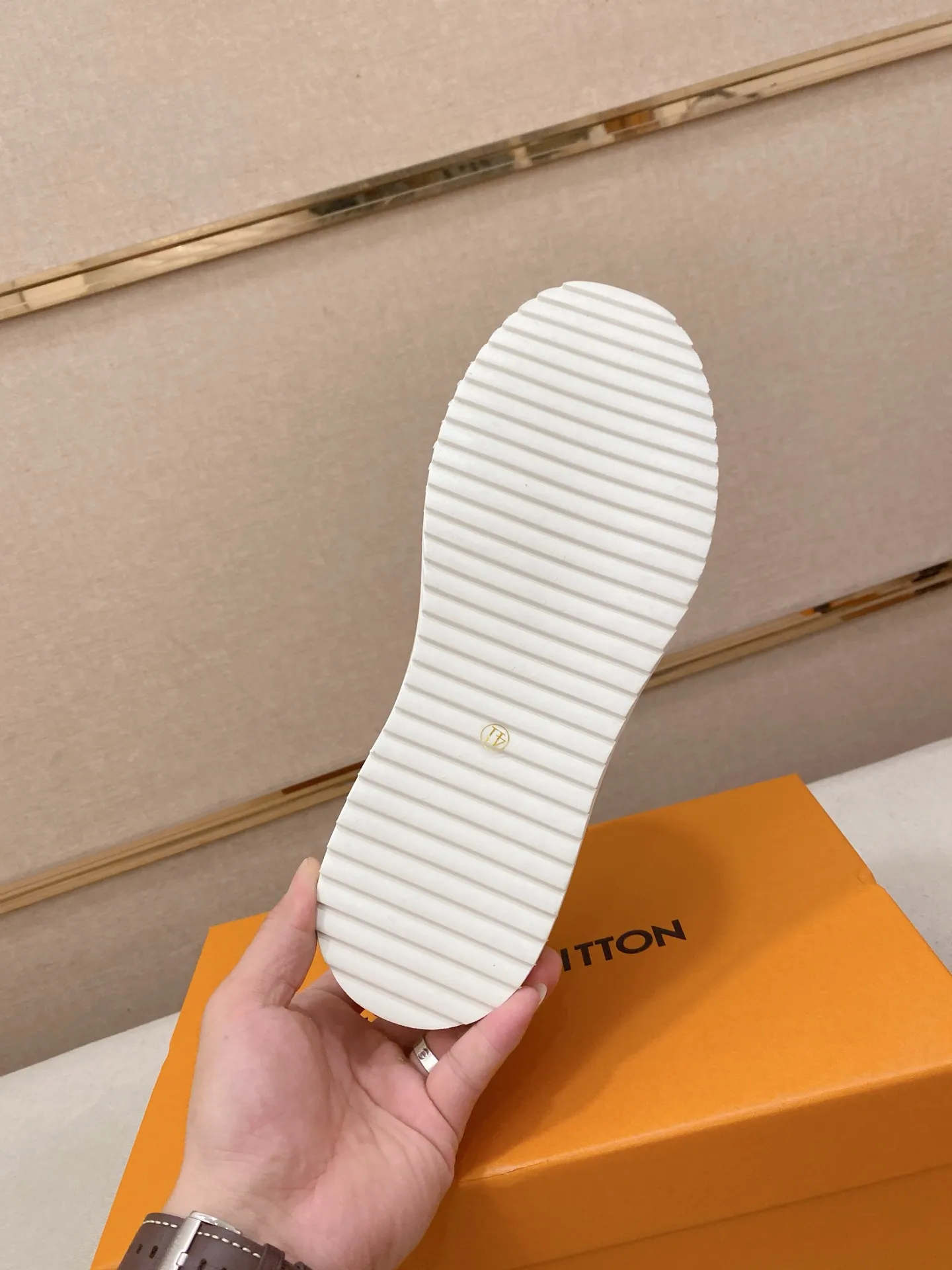 Men's clothing and shoes 400💰Louis Vuitton (Louis Vuitton/LV) top 🔍🔍 new models are on sale at the same time, the upper 🇮🇹 imported first-layer cowhide from Italy, fully imported sheepskin lining 💪💪, completely 1⃣️ to 1 ⃣️Re-engraved🇮🇹💪💪, ⚠Sole: The original sole is specially provided by the original factory, the exclusive movable molded sole is super comfortable, ⚠The original factory follows the order, 🔍🔍high quality, you can enter and exit the counter at will, welcome to compare⚠. Code number:38-44